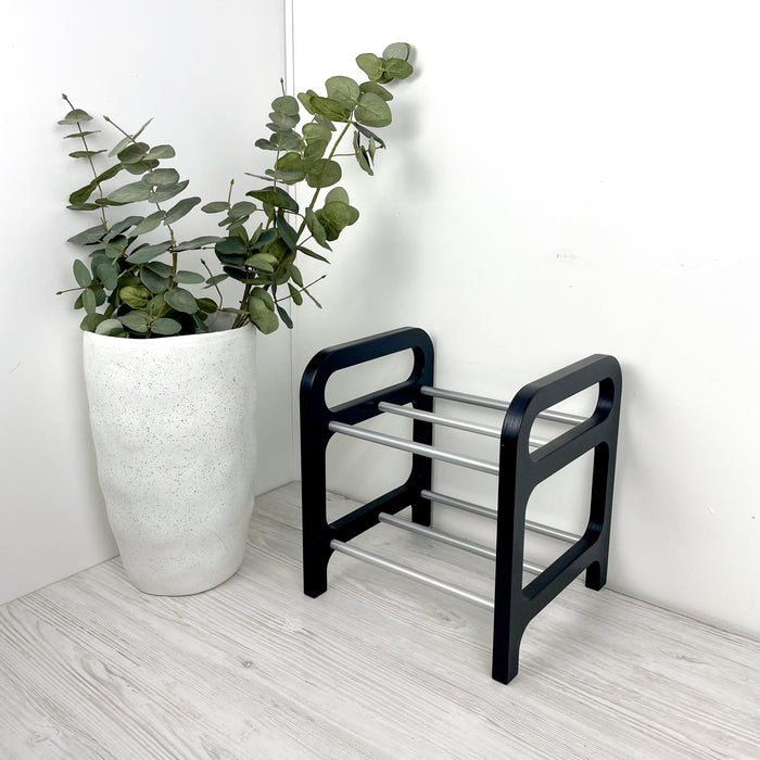 Мінімалістична чорна обувничка для взуття в передпокій