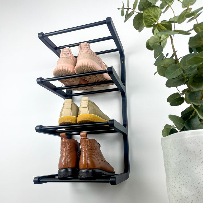 Стильна взуттєва полиця на стіну — натуральна береза та чорний метал