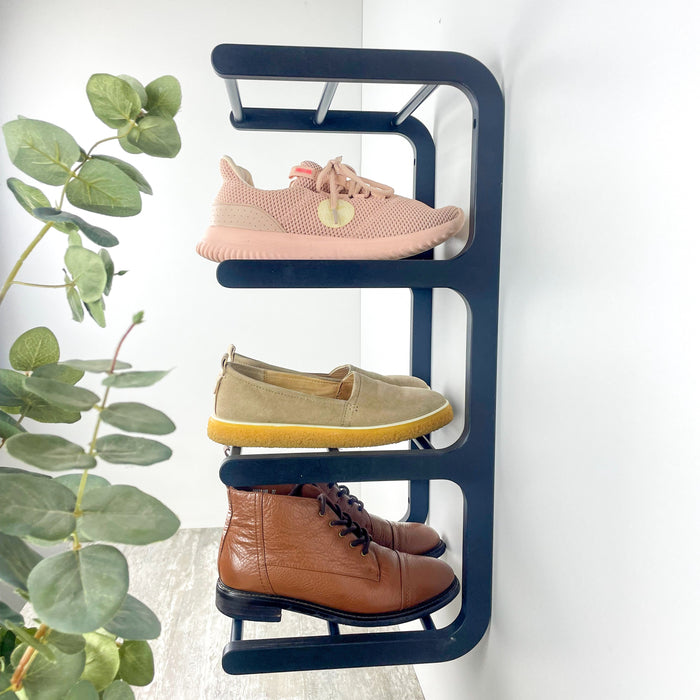 Стильна взуттєва полиця на стіну — натуральна береза та чорний метал