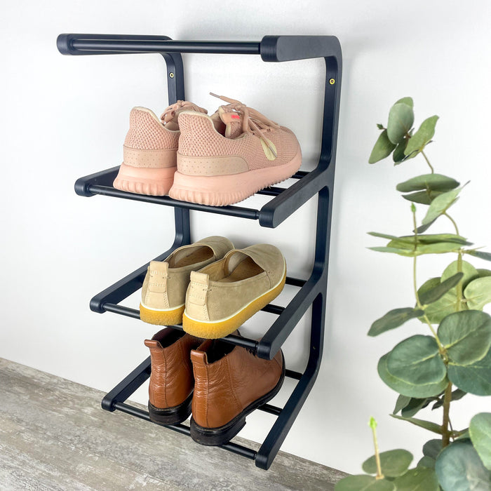 Стильна взуттєва полиця на стіну — натуральна береза та чорний метал