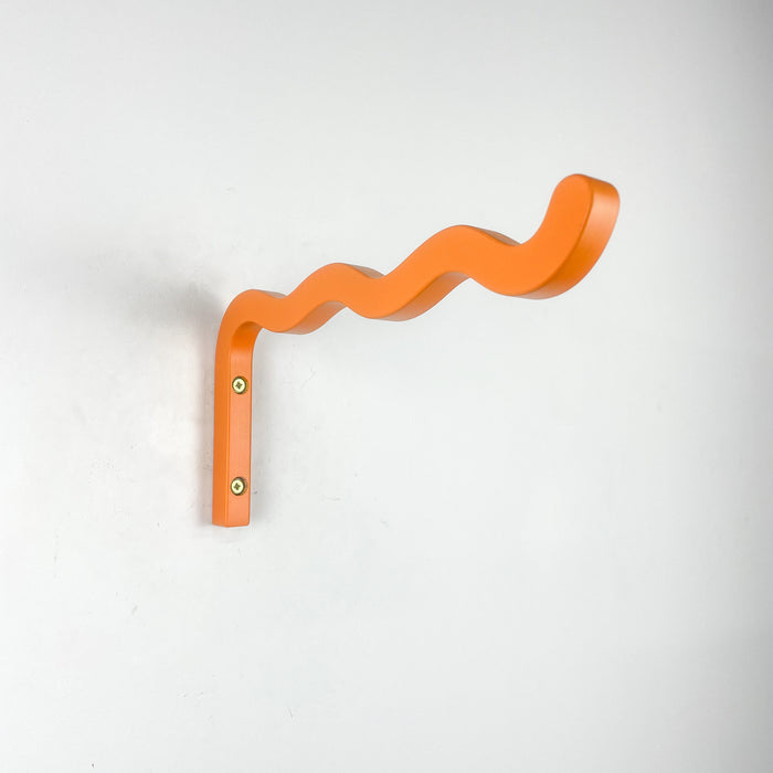 Сучасний помаранчевий гачок із дерева 30 см х 15 см